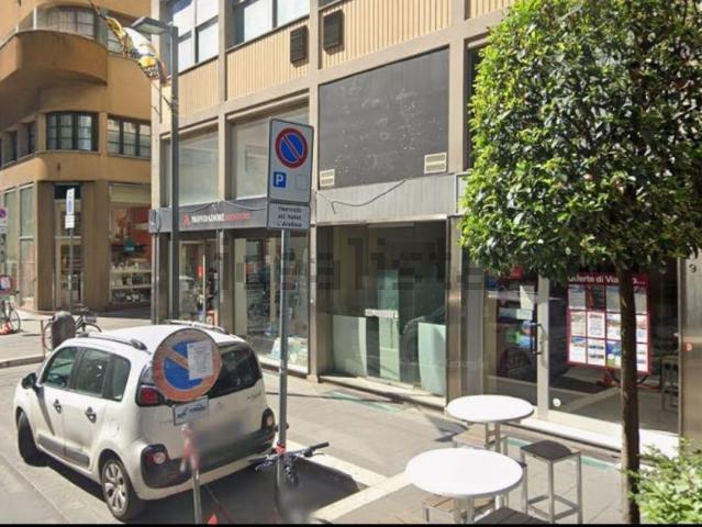 Locale Commerciale in affitto a Palazzo Del Pero, Toscana