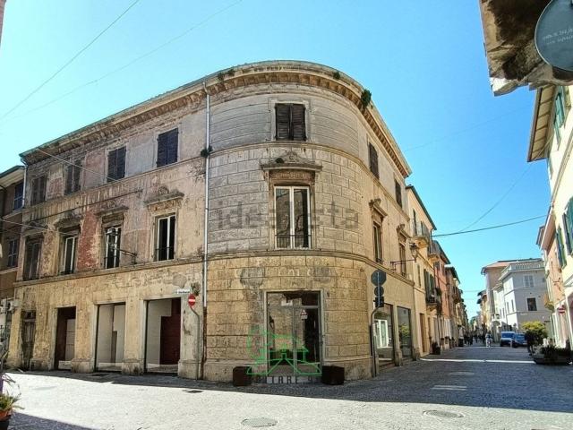 Locale Commerciale in affitto a Centro storico, Marche
