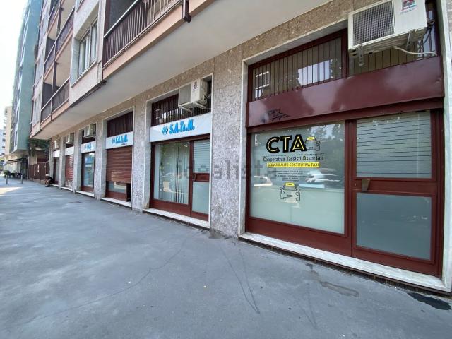 Locale Commerciale in affitto a Municipio 8 di Milano, Milano