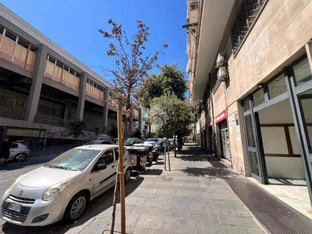 Locale Commerciale in affitto a Municipalità 4, Campania