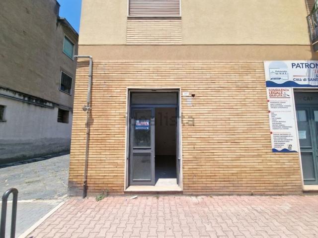 Locale Commerciale in affitto a Santa Maria Capua, Campania