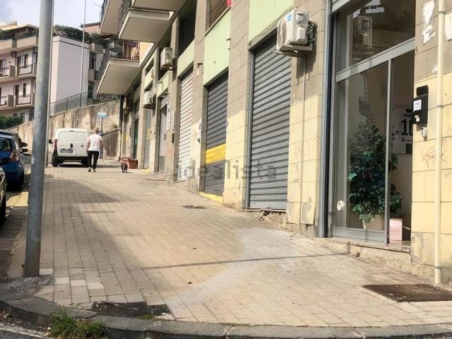 Locale Commerciale in affitto a Salerno, Campania