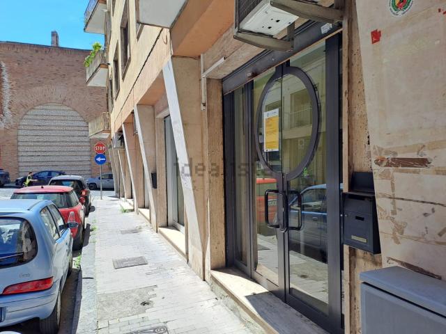 Locale Commerciale in affitto a Benevento, Campania