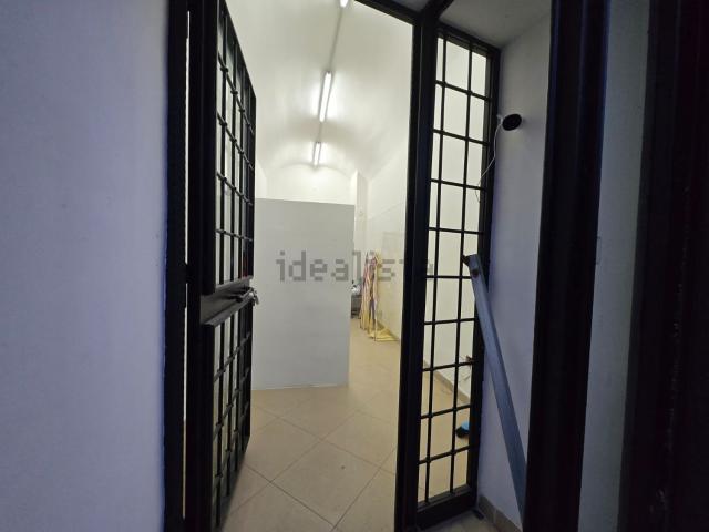 Locale Commerciale in affitto a Rione Bognar, Pozzuoli