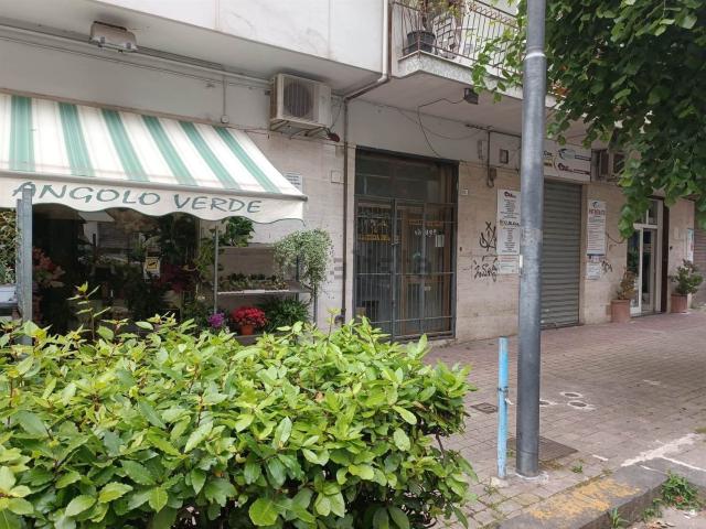 Locale Commerciale in affitto a Salerno, Torrione