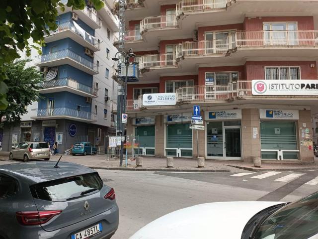 Locale Commerciale in affitto a Salerno, Campania