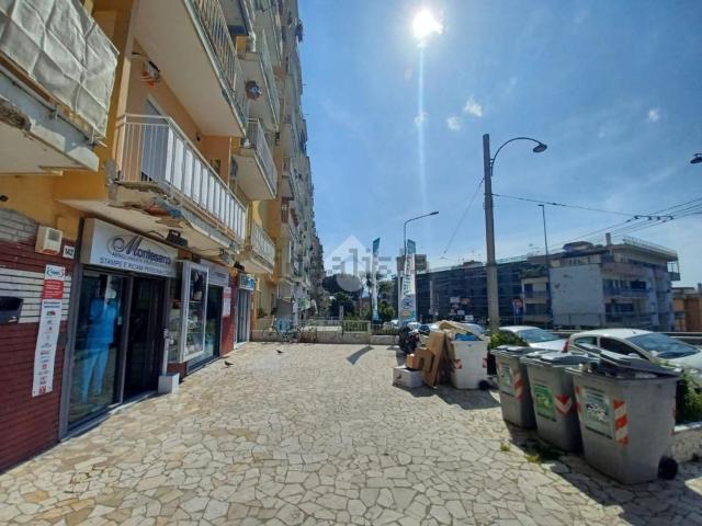 Locale Commerciale in affitto a Municipalità 3, Campania