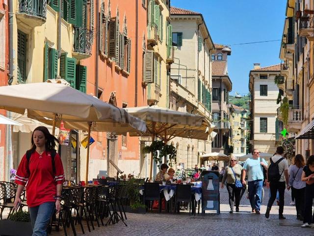 Locale Commerciale in affitto a Verona, Veronetta