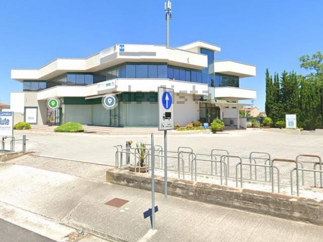 Locale Commerciale in affitto a Unione dei Comuni della Val Vibrata, Alba Adriatica