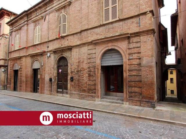 Locale Commerciale in affitto a Marche, Macerata