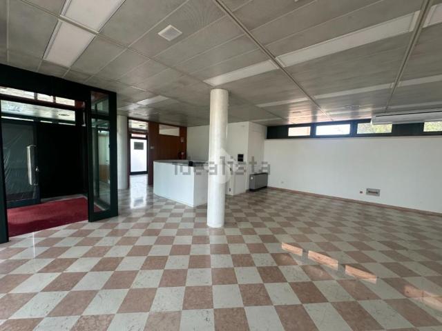 Locale Commerciale in affitto a Castelfranco Veneto, Veneto