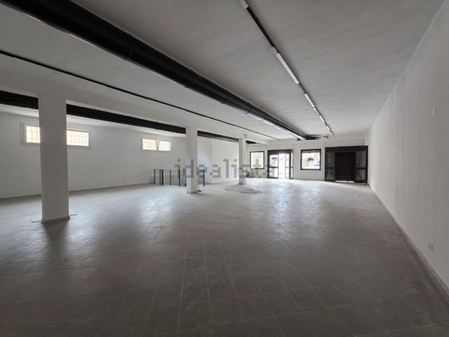 Locale Commerciale in affitto a Pastrengo, Veneto