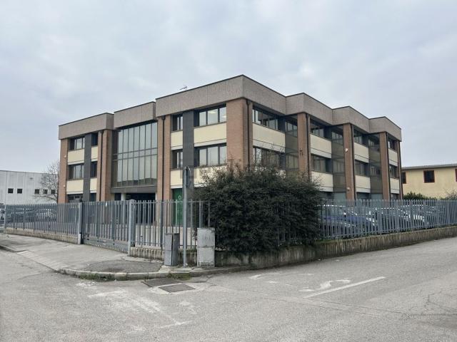 Locale Commerciale in affitto a Mestrino, Veneto