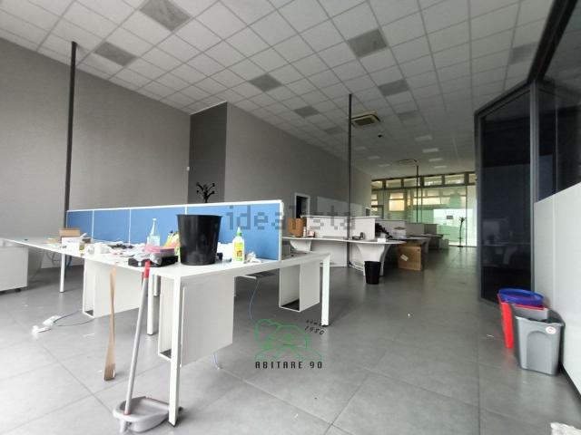 Locale Commerciale in affitto a Marche, Pesaro E Urbino