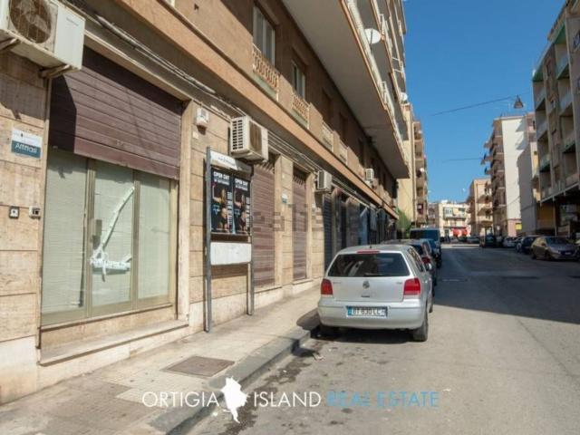 Locale Commerciale in affitto a Acradina, Siracusa