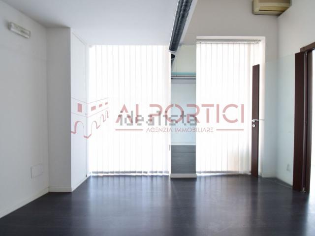 Locale Commerciale in affitto a Quartiere Sant'Anna, Piove Di Sacco