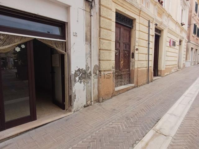 Locale Commerciale in affitto a Città Sant'angelo, Abruzzo