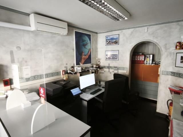 Locale Commerciale in affitto a Medio Levante, Serra Riccò