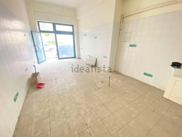 Locale Commerciale in affitto a Marche, Ancona