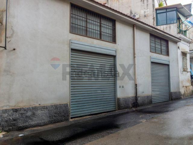 Locale Commerciale in affitto a Municipalità 4, Campania