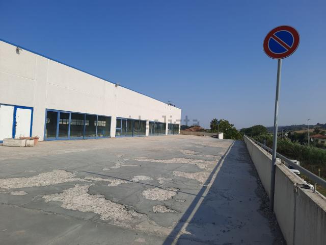 Locale Commerciale in affitto a Unione dei Comuni della Val Vibrata, Martinsicuro