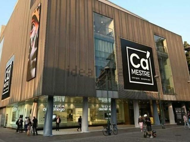 Locale Commerciale in affitto a Mestre-Carpenedo, Venezia