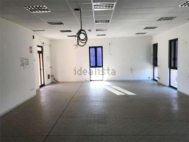 Locale Commerciale in affitto a Marche, Ancona