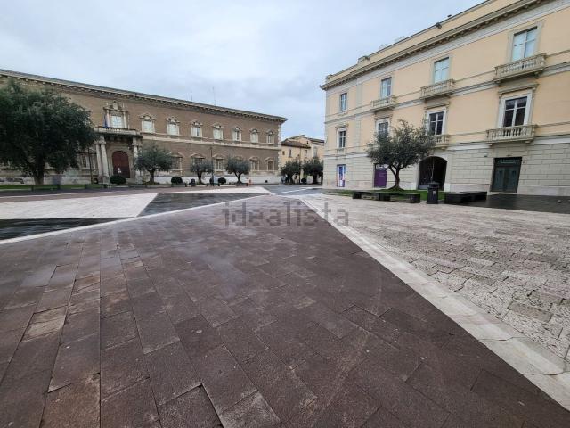 Locale Commerciale in affitto a Porta Rufina, Benevento