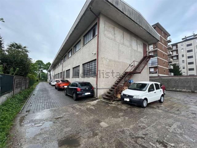Locale Commerciale in affitto a Sant'Edoardo, Busto Arsizio