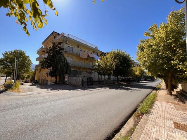 Locale Commerciale in affitto a Calabria, Cosenza