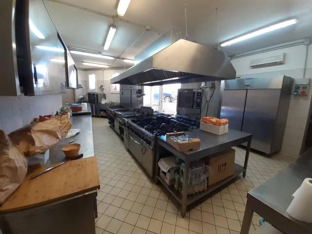 Locale Commerciale in affitto a Porcari, Lucca