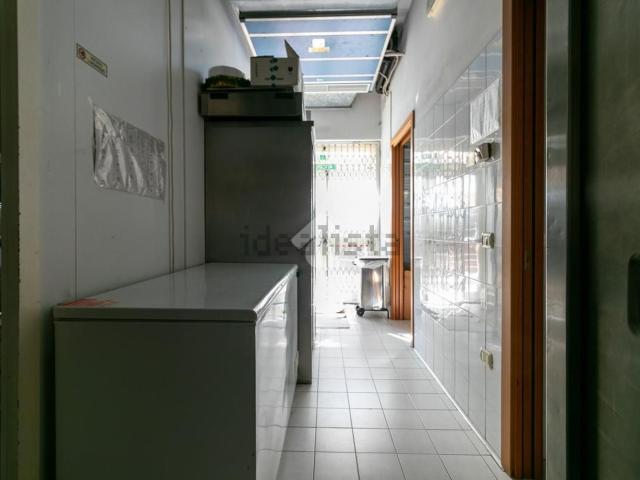 Locale Commerciale in affitto a Unione di Comuni della Romagna Forlivese, Quattro
