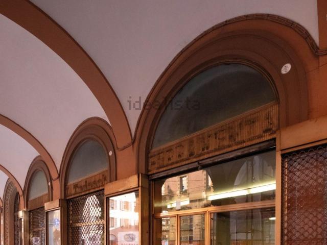 Locale Commerciale in affitto a Santo Stefano, Bologna