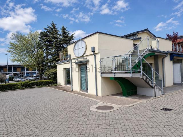 Locale Commerciale in affitto a Gualdo Tadino, Umbria