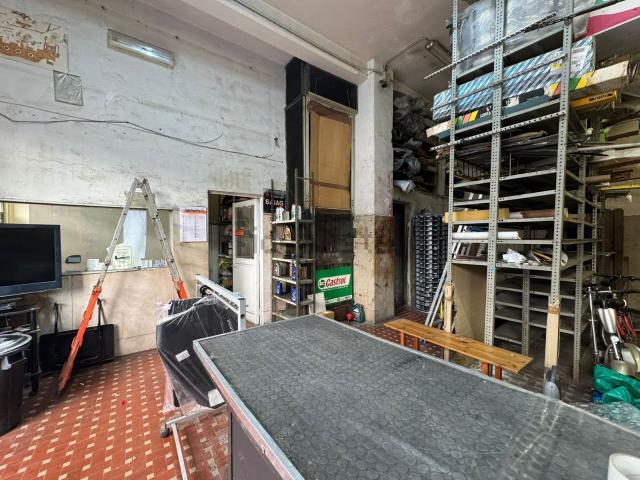 Locale Commerciale in affitto a Municipalità 4, Campania