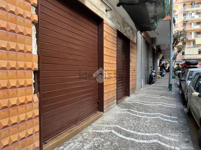 Locale Commerciale in affitto a Arpino, Casoria