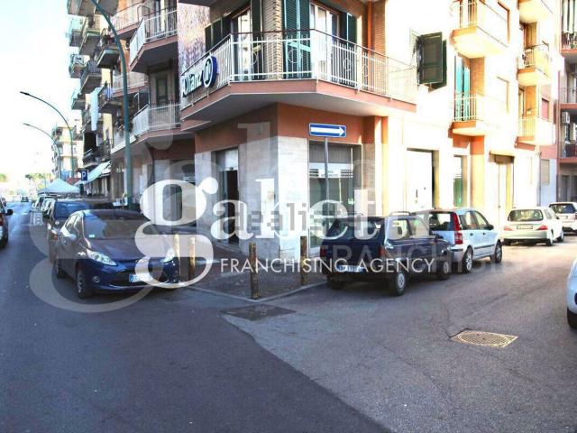Locale Commerciale in affitto a Arzano, Campania