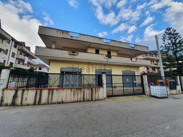 Locale Commerciale in affitto a Bellizzi, Campania