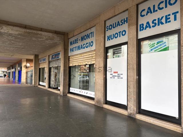 Locale Commerciale in affitto a Circoscrizione 2, Piemonte