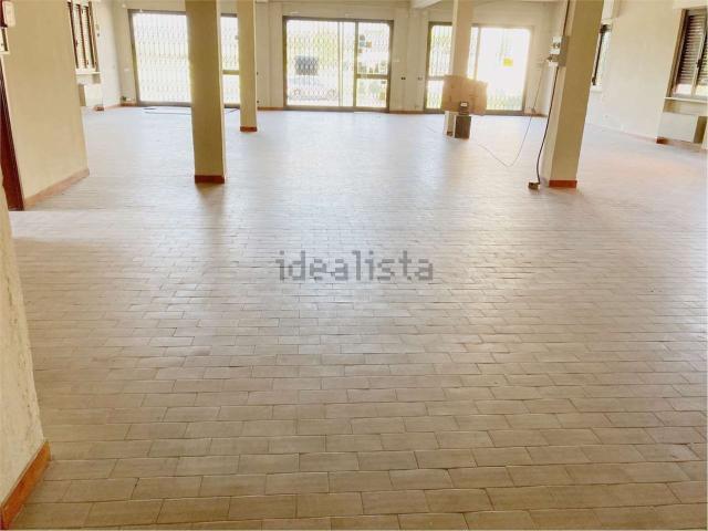 Locale Commerciale in affitto a Capannori, Lucca