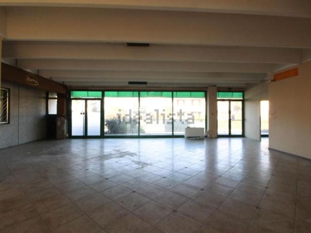Locale Commerciale in affitto a Bernareggio, Lombardia