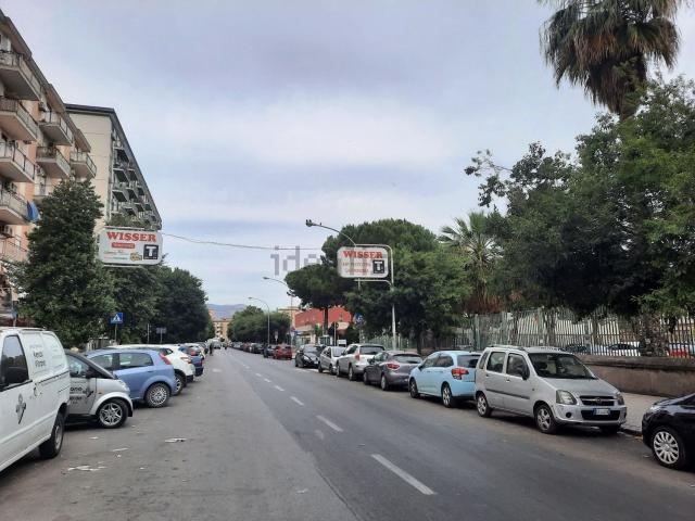 Locale Commerciale in affitto a IV Circoscrizione, Palermo