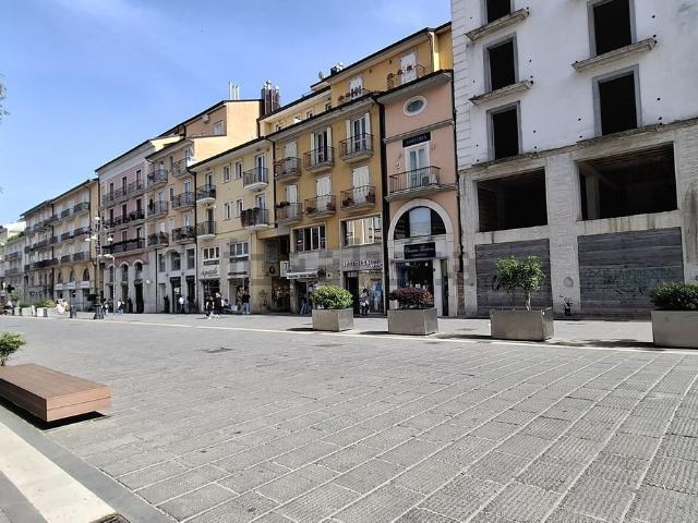 Locale Commerciale in affitto a Avellino, Campania