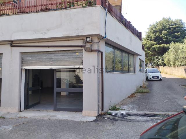 Locale Commerciale in affitto a Cisterna Di Latina, Lazio