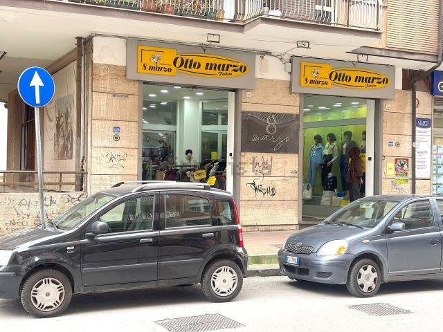 Locale Commerciale in affitto a Avellino, Campania