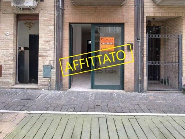 Locale Commerciale in affitto a Centro, Marche