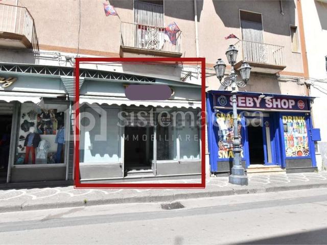 Locale Commerciale in affitto a Brusciano, Campania