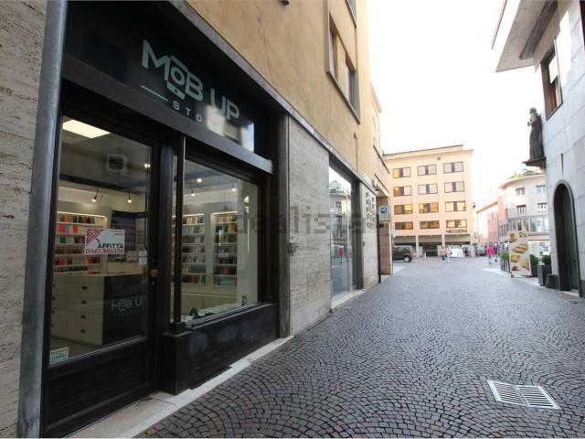 Locale Commerciale in affitto a Territorio Val d'Adige, Trento