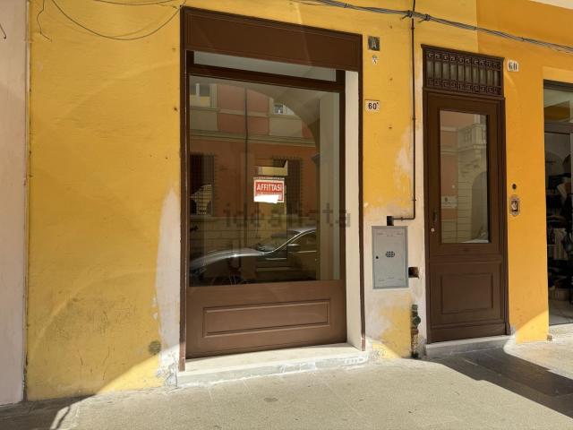 Locale Commerciale in affitto a Unione Alto Ferrarese, Cento