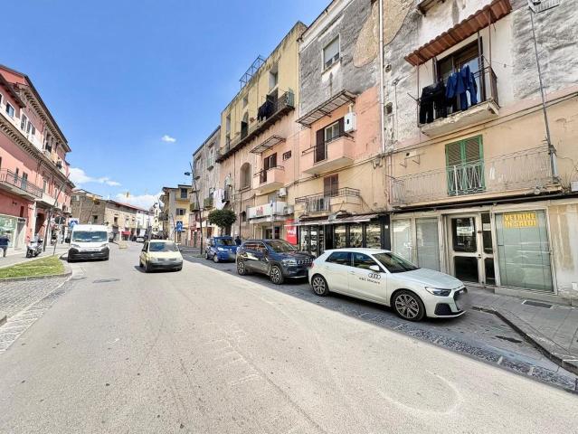 Locale Commerciale in affitto a Acerra, Campania